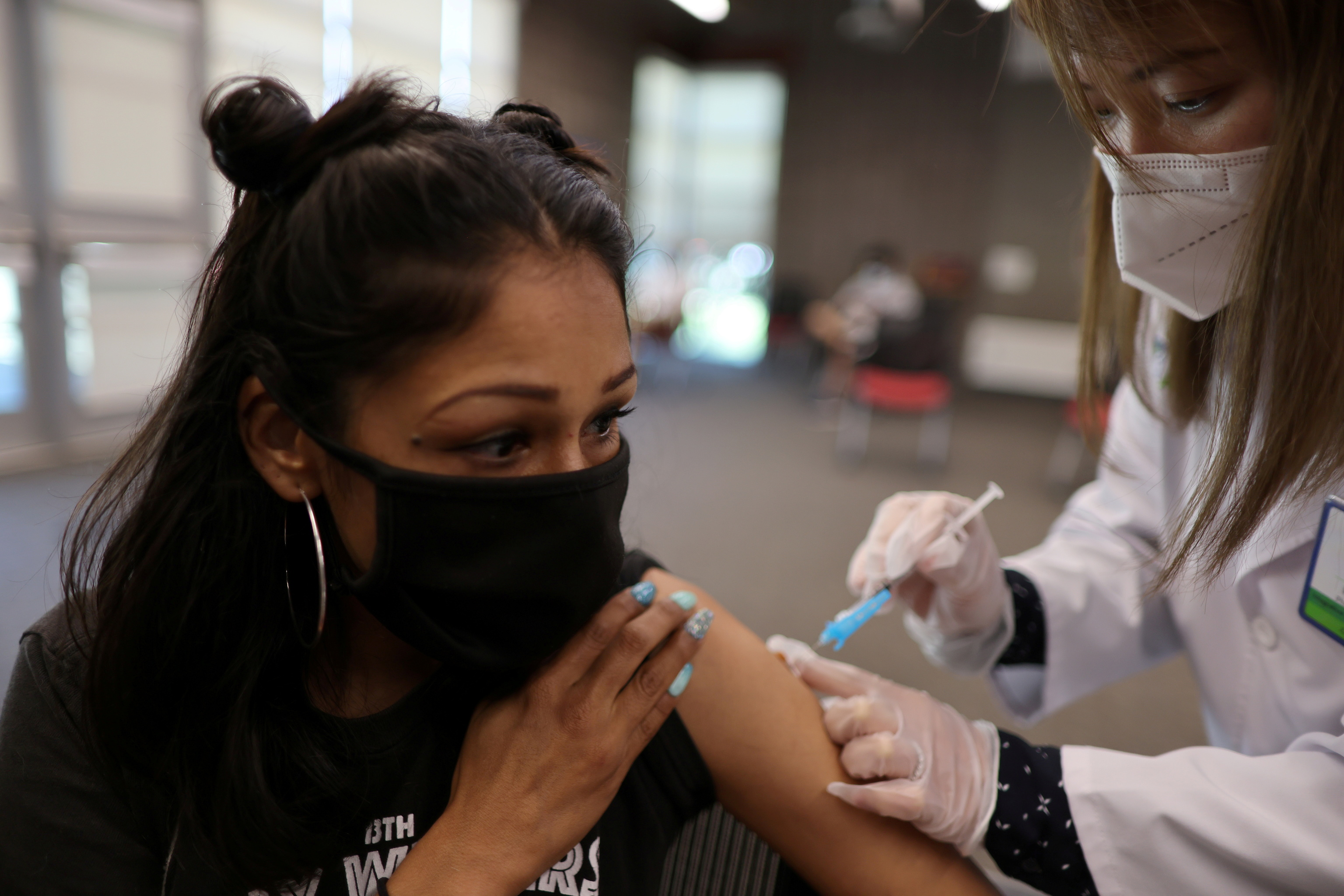 Una estudiante de Cal State Dominguez Hills recibe una vacuna contra la enfermedad por coronavirus de Pfizer-BioNTech en Carson, Los ngeles, California.