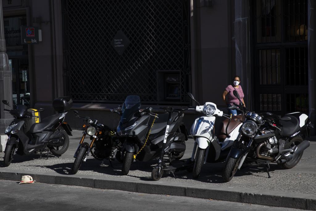 Motocicletas aparcadas ayer en una calle del centro de la capital.