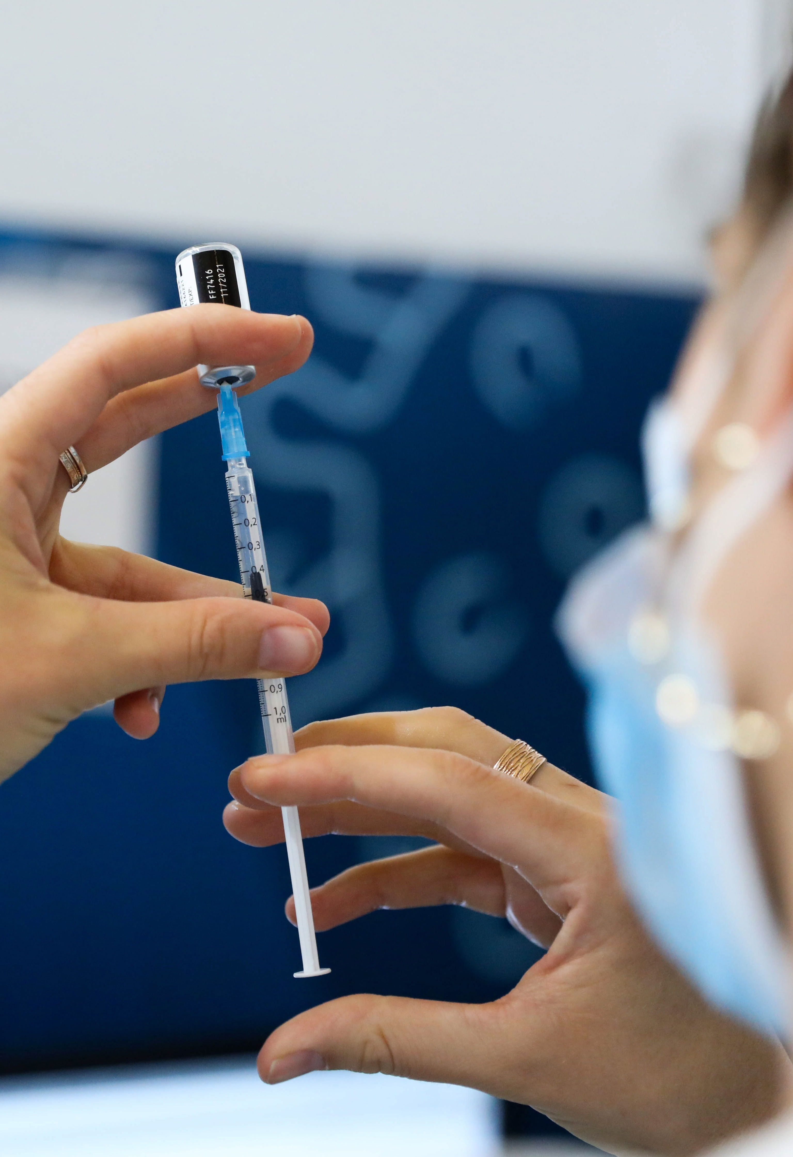 Una enfermera prepara una inyeccin de la vacuna contra Covid-19.