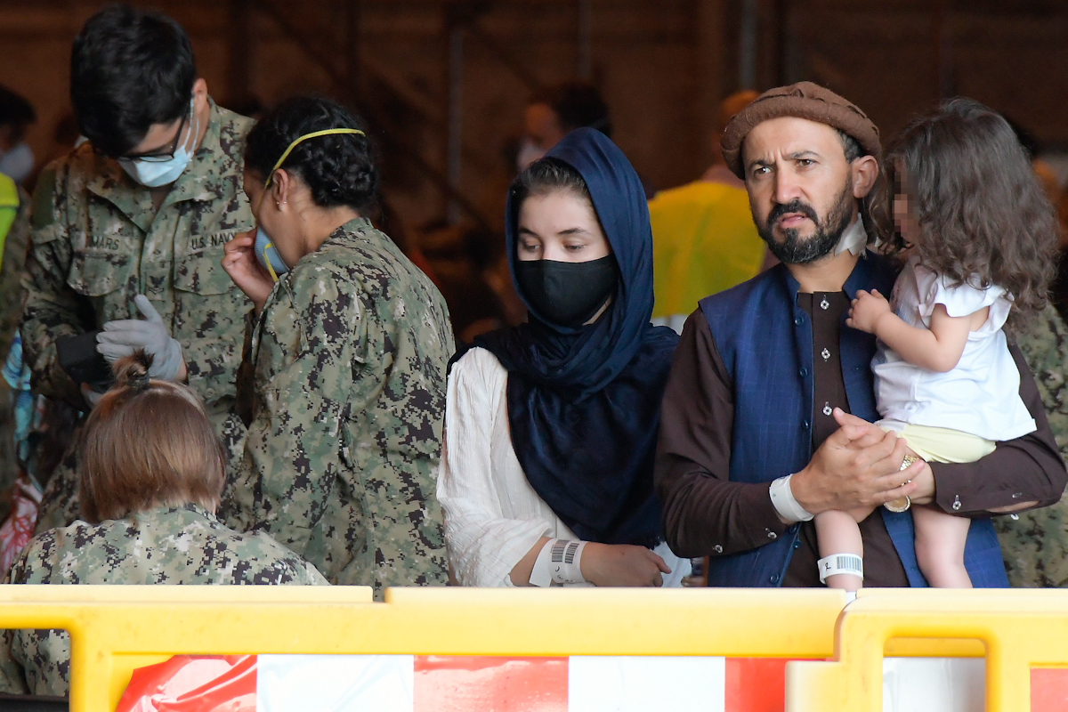 Una familia afgana, este martes, en Rota (Cdiz).