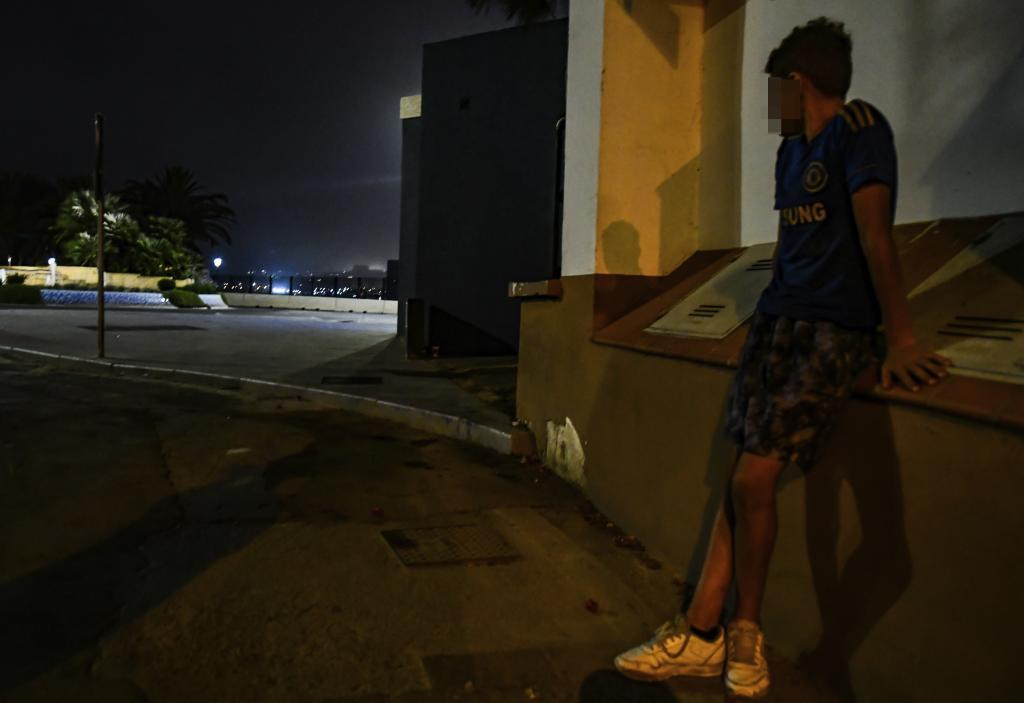 Un menor que vive en una calle de Ceuta tras escaparse del centro de acogida al enterarse de su repatriación.