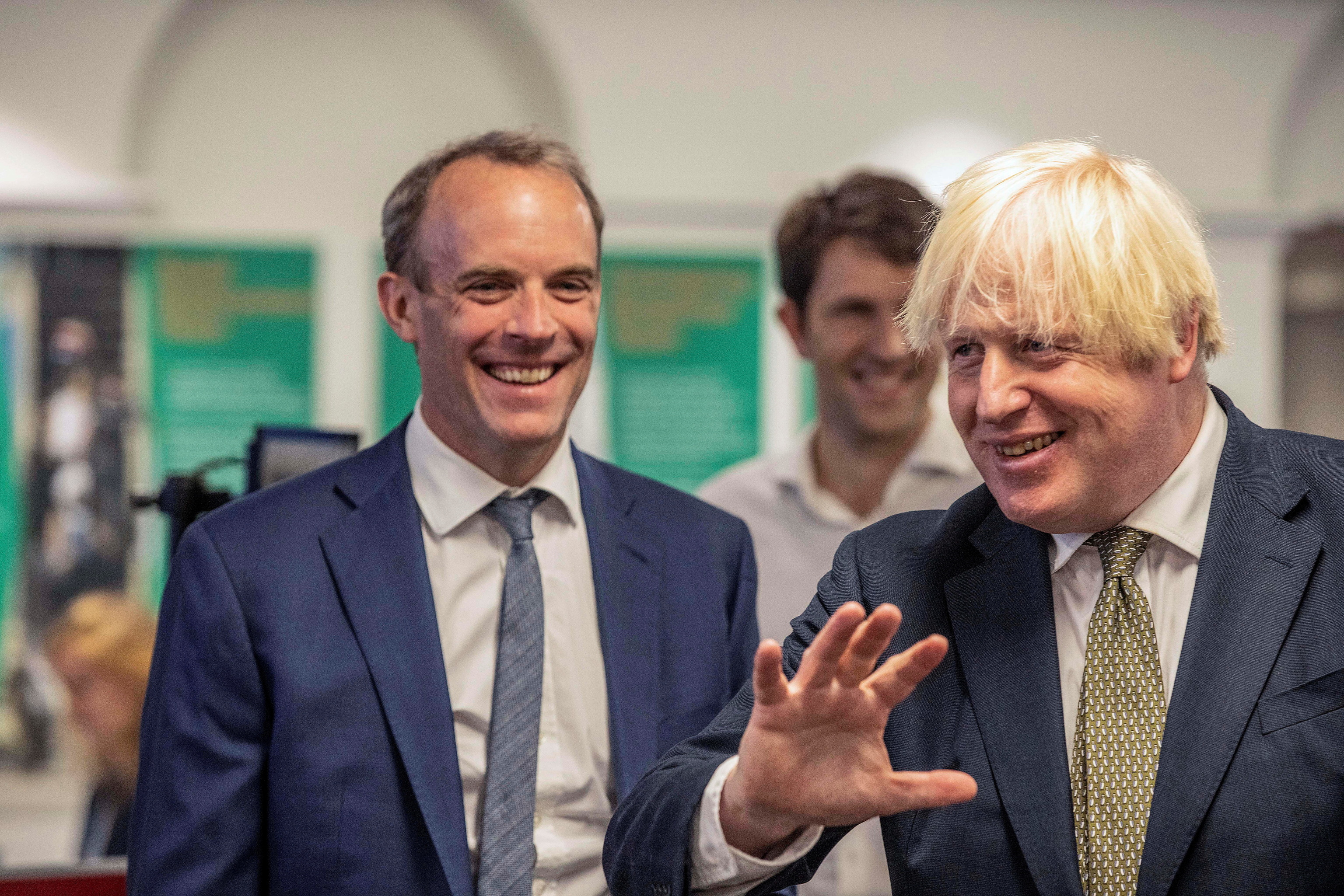 Boris Johnson junto al secretario de Exteriores britnico, Dominic Raab.