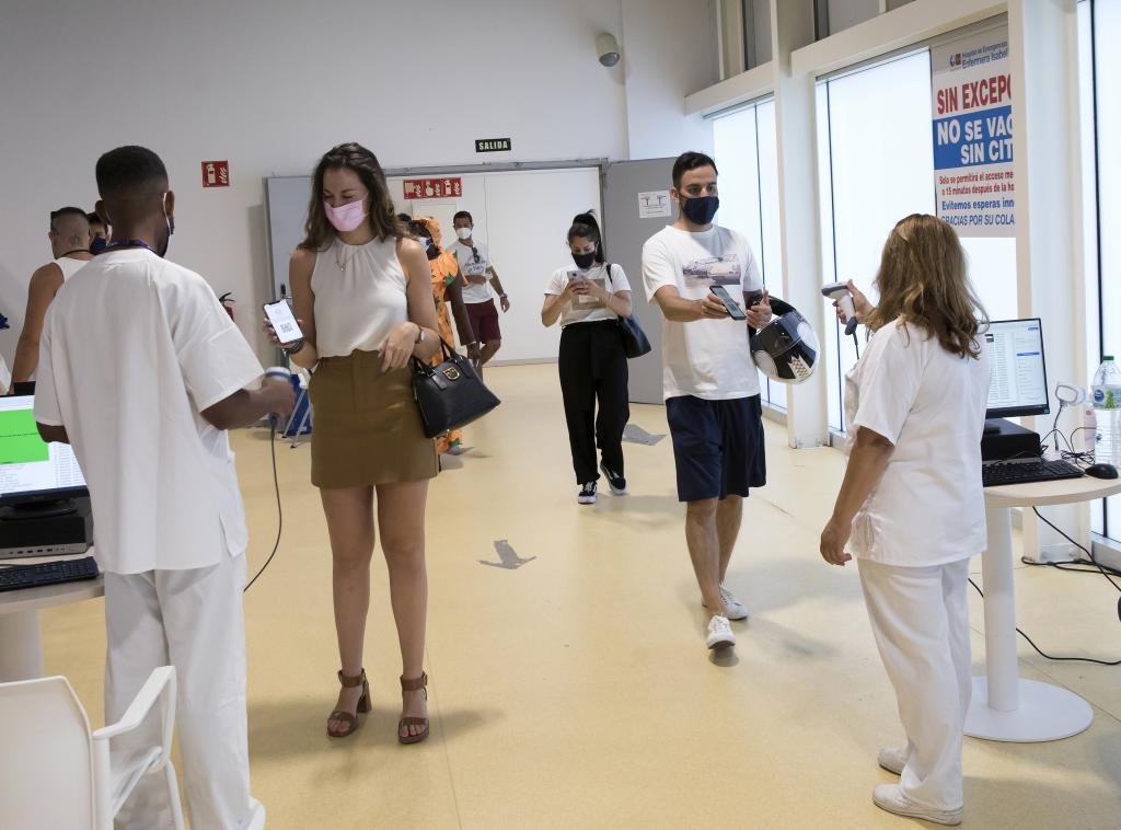 Vacunacin en el hospital Isabel Zendal de Madrid