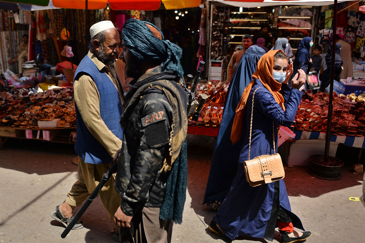 Un combatiente talibn camina por un mercado de Kabul.