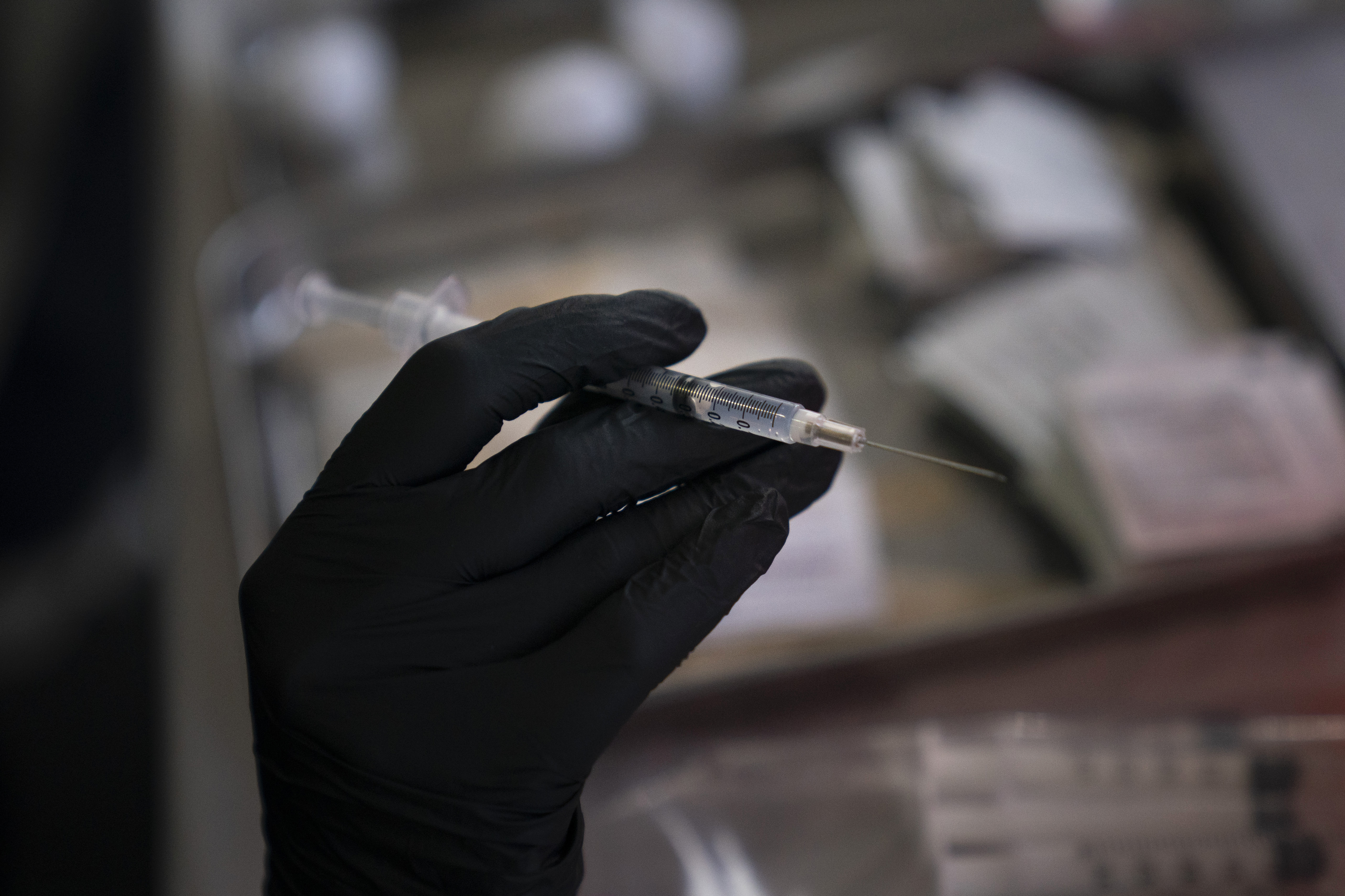 Un trabajador de una farmacia prepara una dosis de la vacuna en California.
