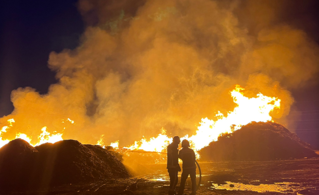 Un rayo provoca un incendio industrial en una fbrica de compostaje en San Sebastin de los Reyes