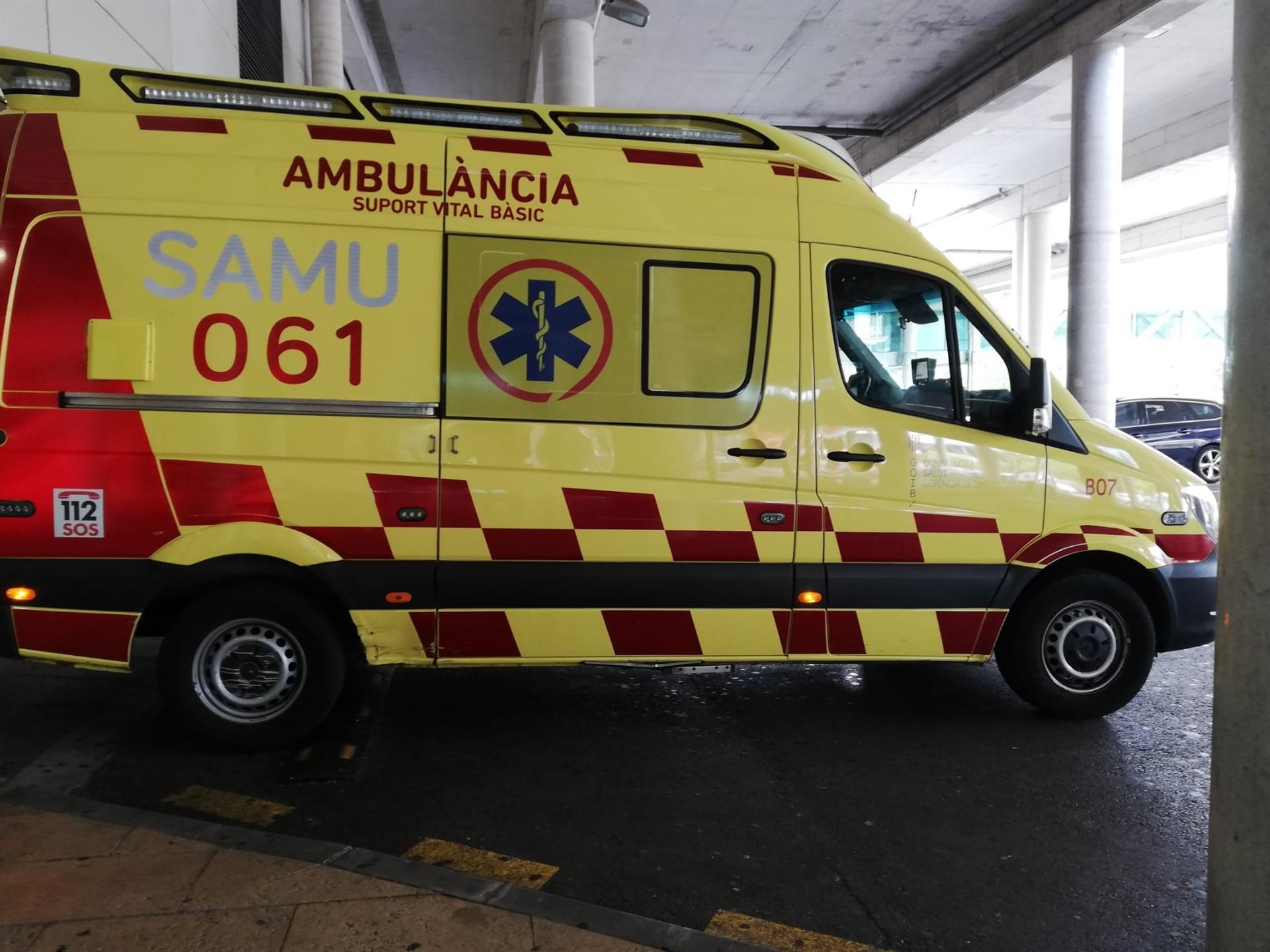 Una ambulancia en el hospital de Son Espases, al que fue trasladada una de las vctimas.