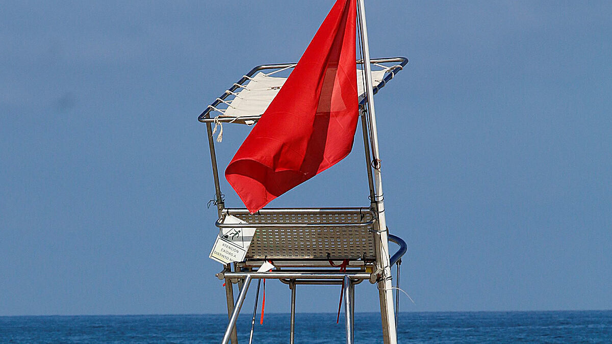 Bandera roja en una playa de Castelln.
