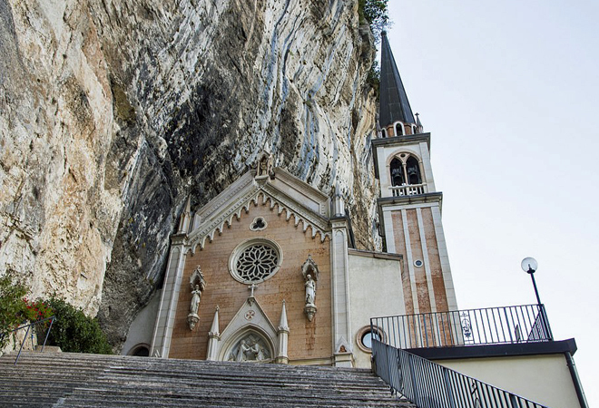 La iglesia más impresionante de Italia: parece estar suspendida en el aire  sobre un acantilado de los Alpes | Europa