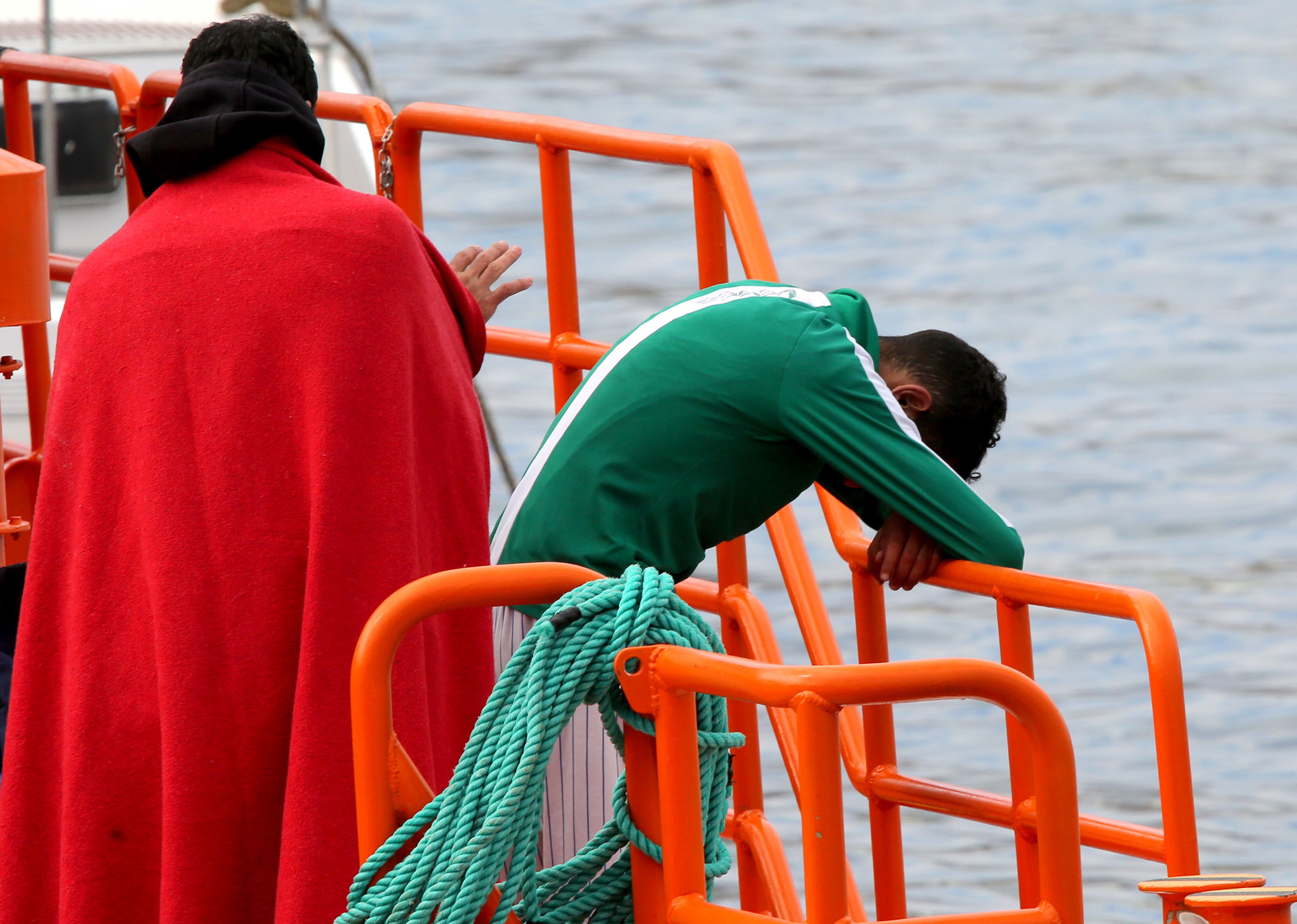 Un inmigrante, rescatado este mircoles, en Canarias.
