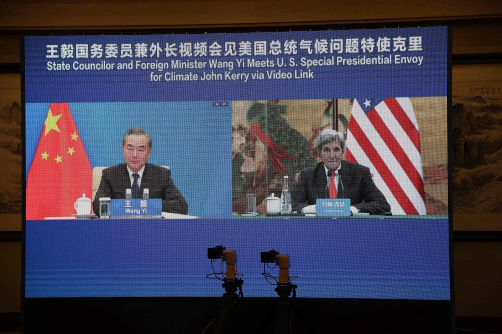 Reunin entre el ministro de Exteriores chino, Wang Yi, y el enviado especial de los Estados Unidos para el Clima, John Kerry