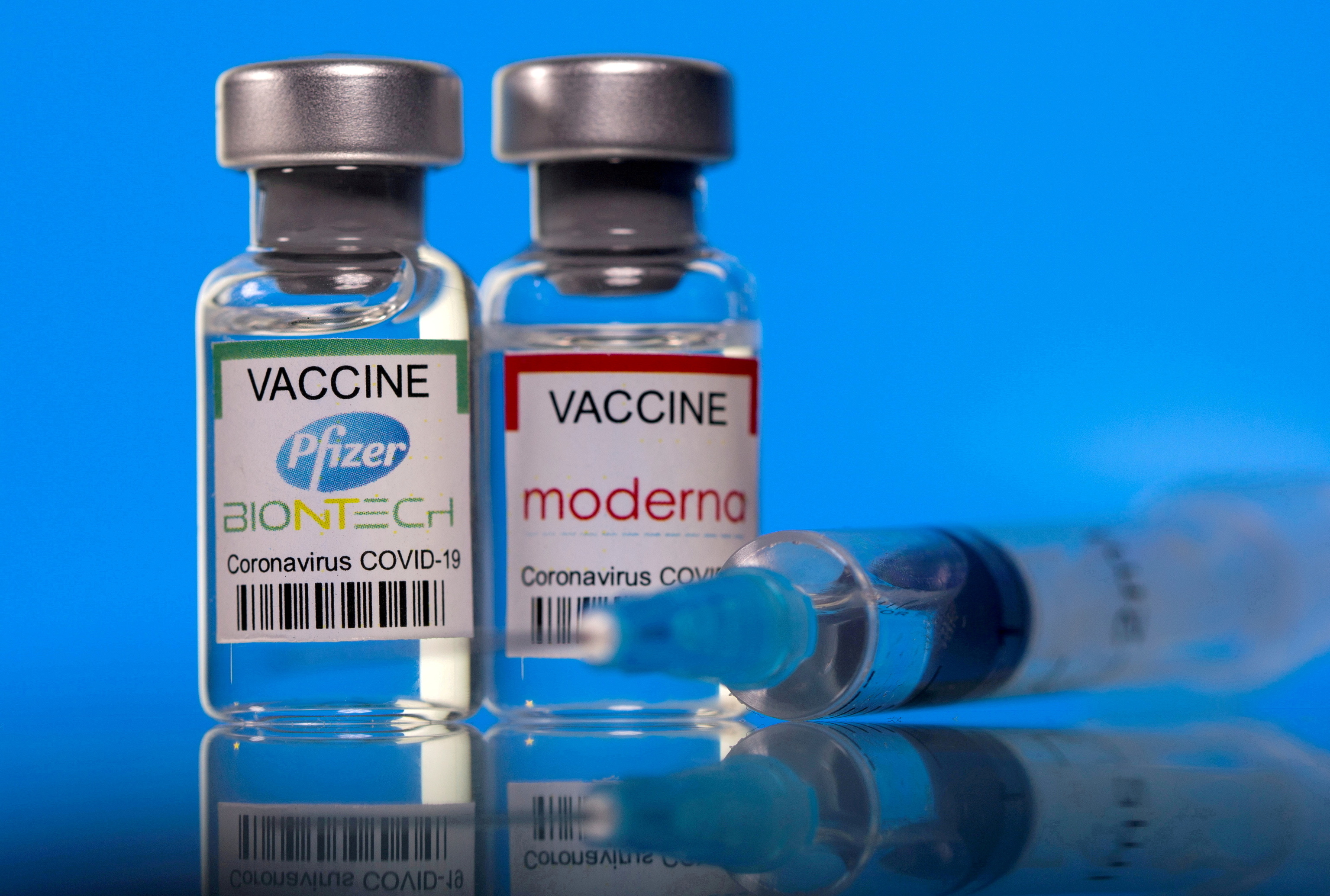 Viales de la vacuna de Pfizer-BioNTech y Moderna contra el Covid-19.