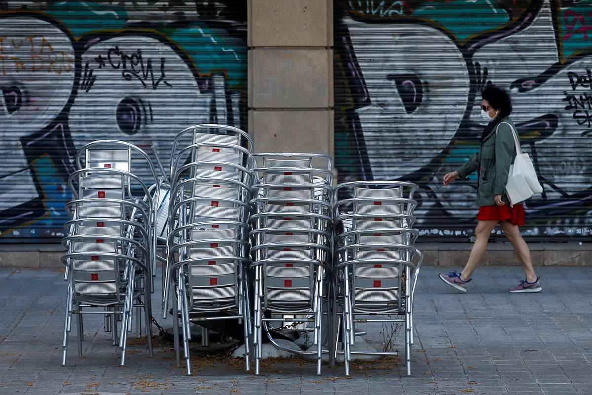 Sillas de la terraza de un bar cerrado en Barcelona