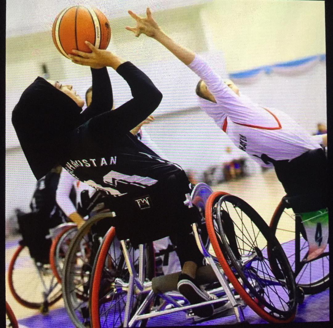Una jugadora de la seleccin afgana de baloncesto en silla de ruedas lanza el baln.