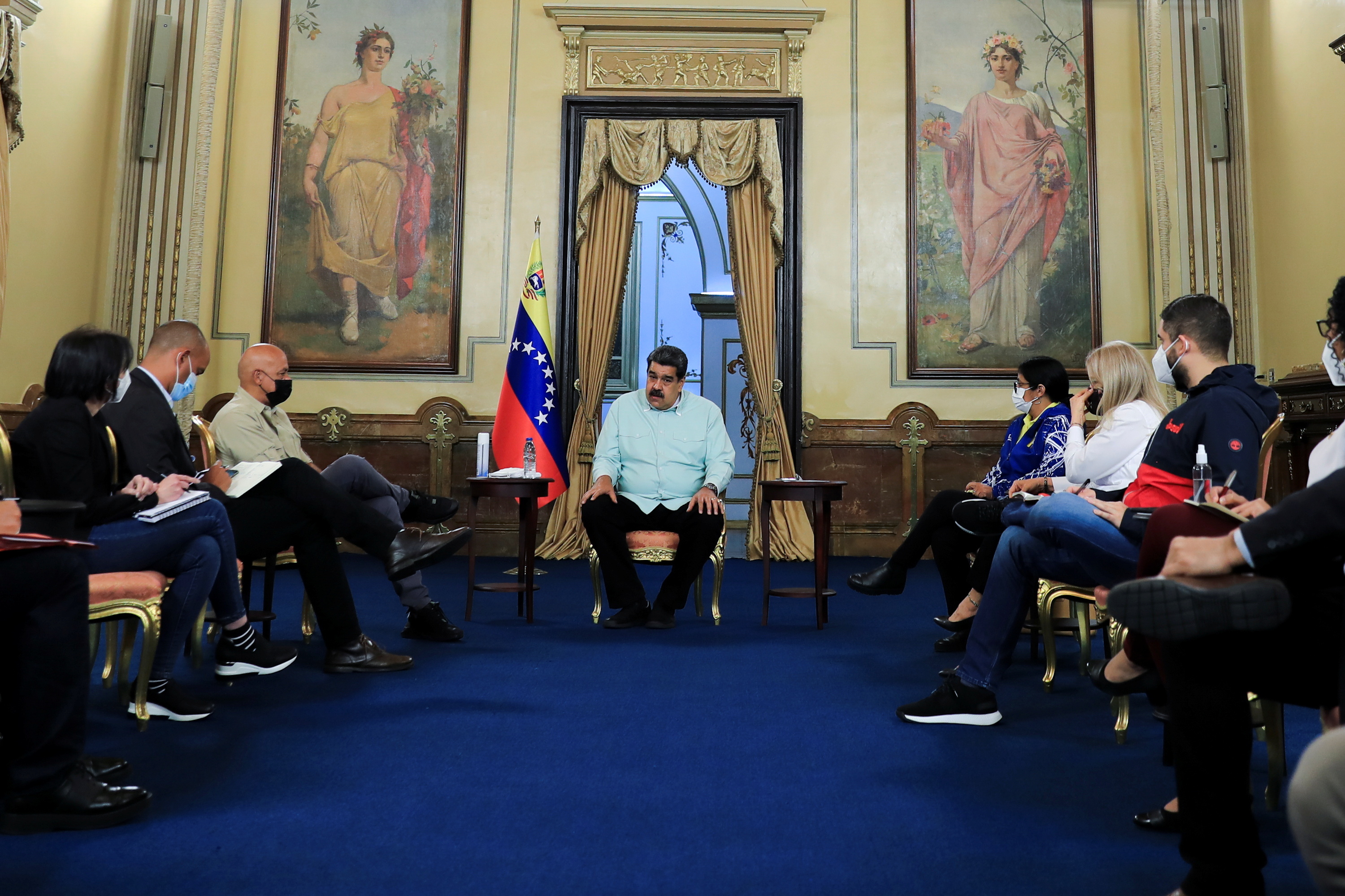 Nicolás Maduro con sus representantes en la negociación, en Caracas.