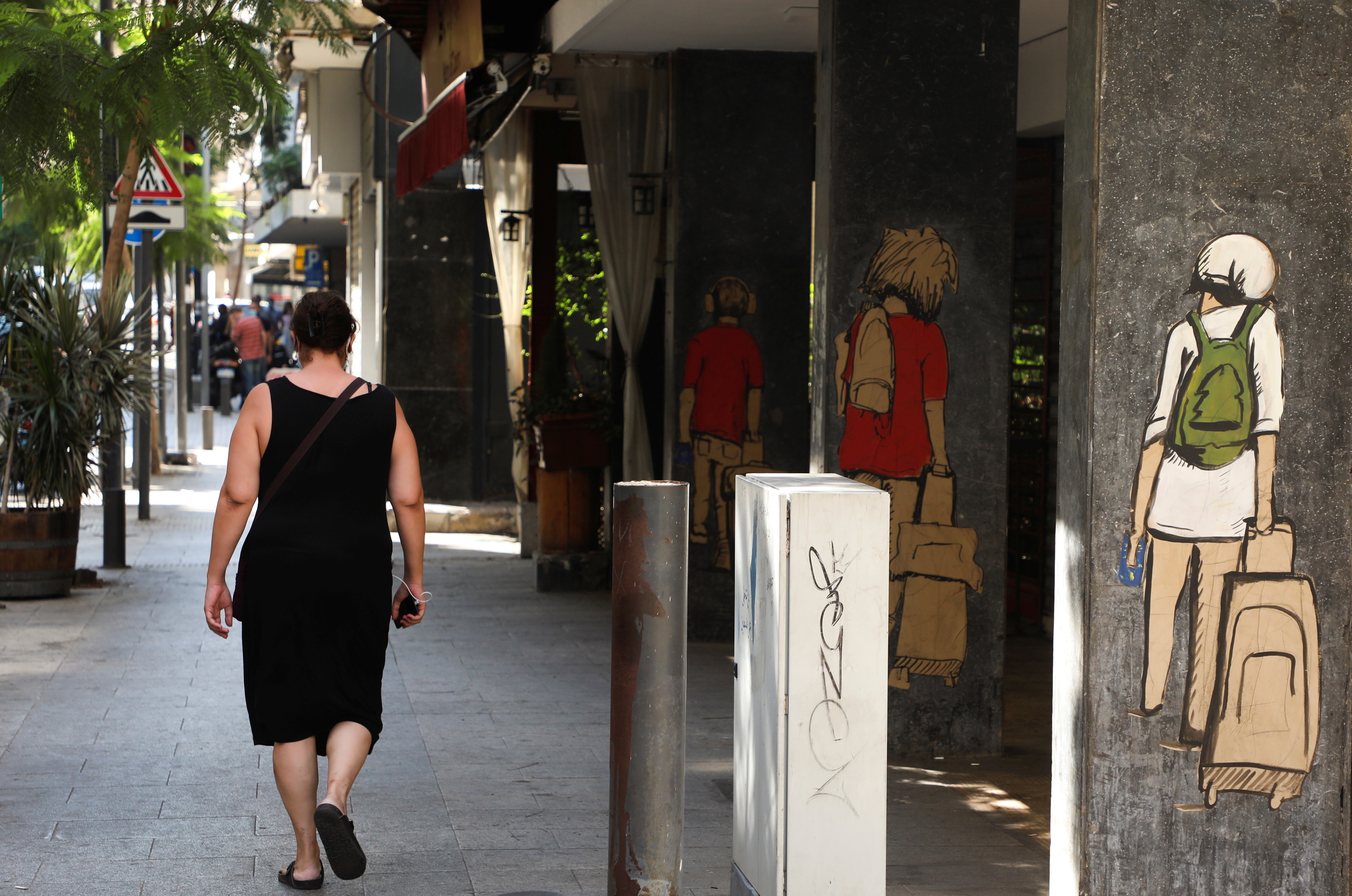 Una mujer camina por una céntrica calle de Beirut.