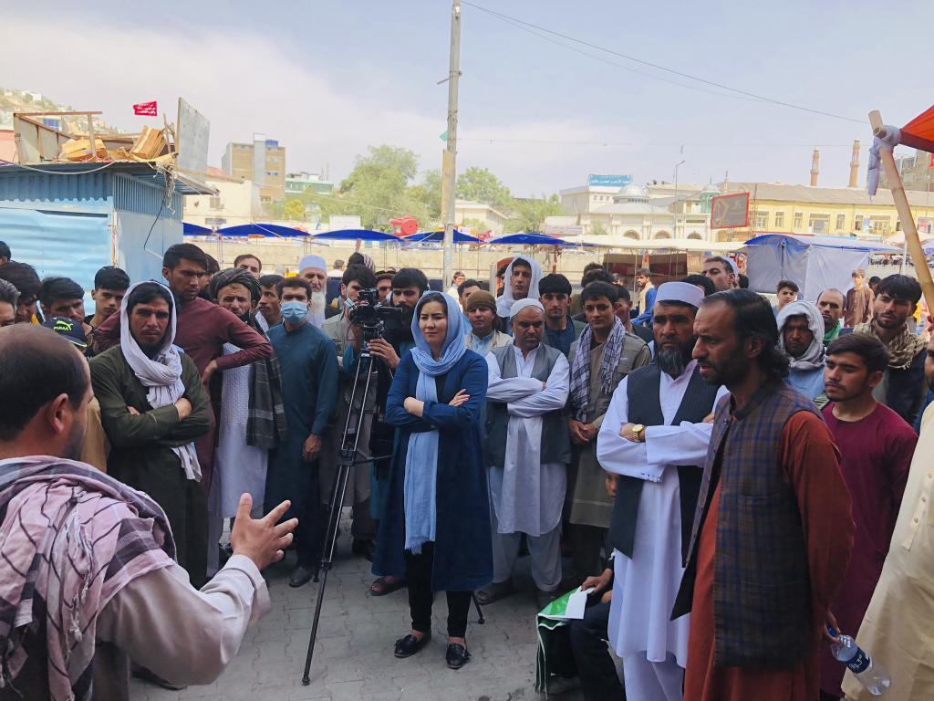 La periodista Zahra Rahimi pregunta a los talibn en Kabul