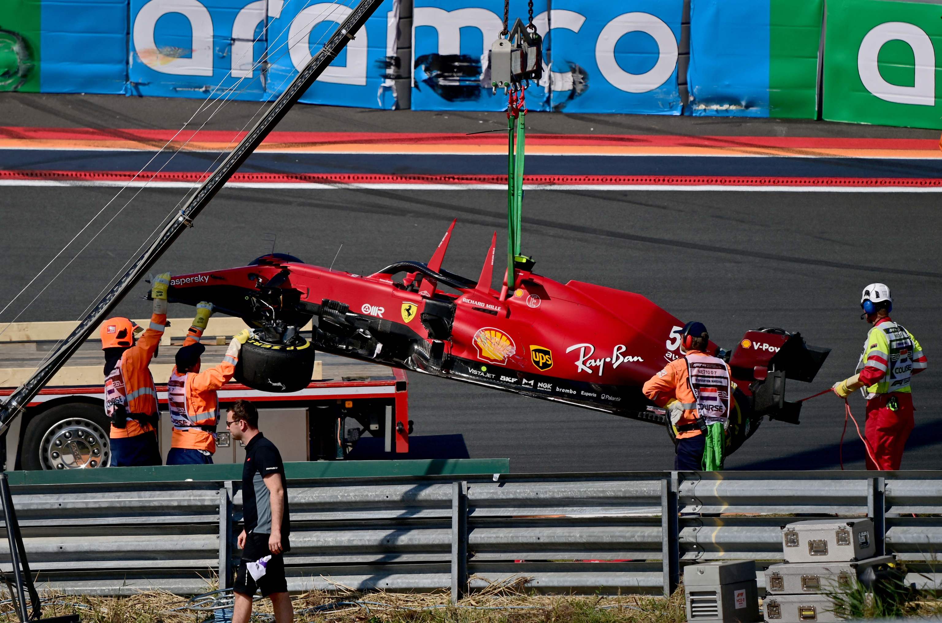 La gra desaloja el SF-21 de Sainz tras el accidente en la curva 3.