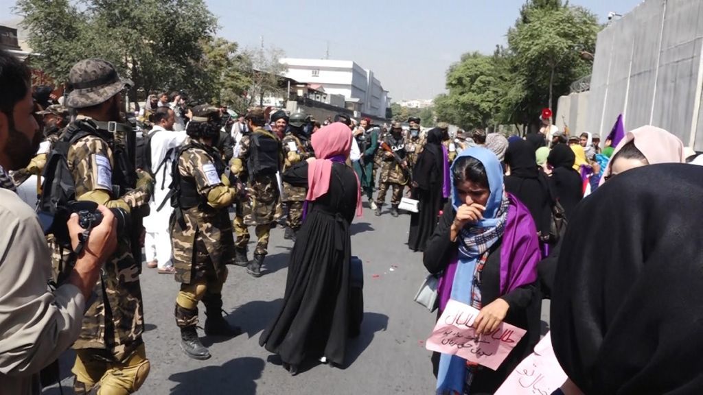Protesta de mujeres en Kabul.