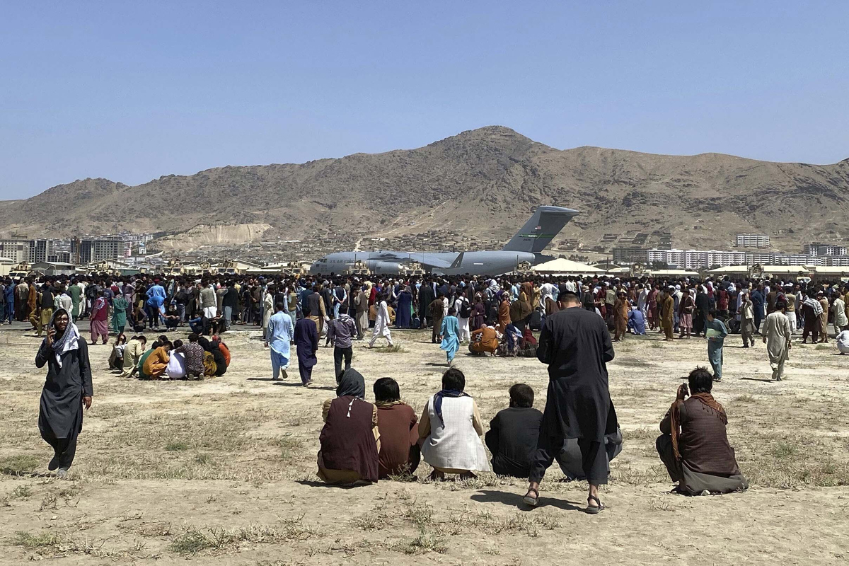 Cientos de afganos esperan en el aeropuerto de Kabul.