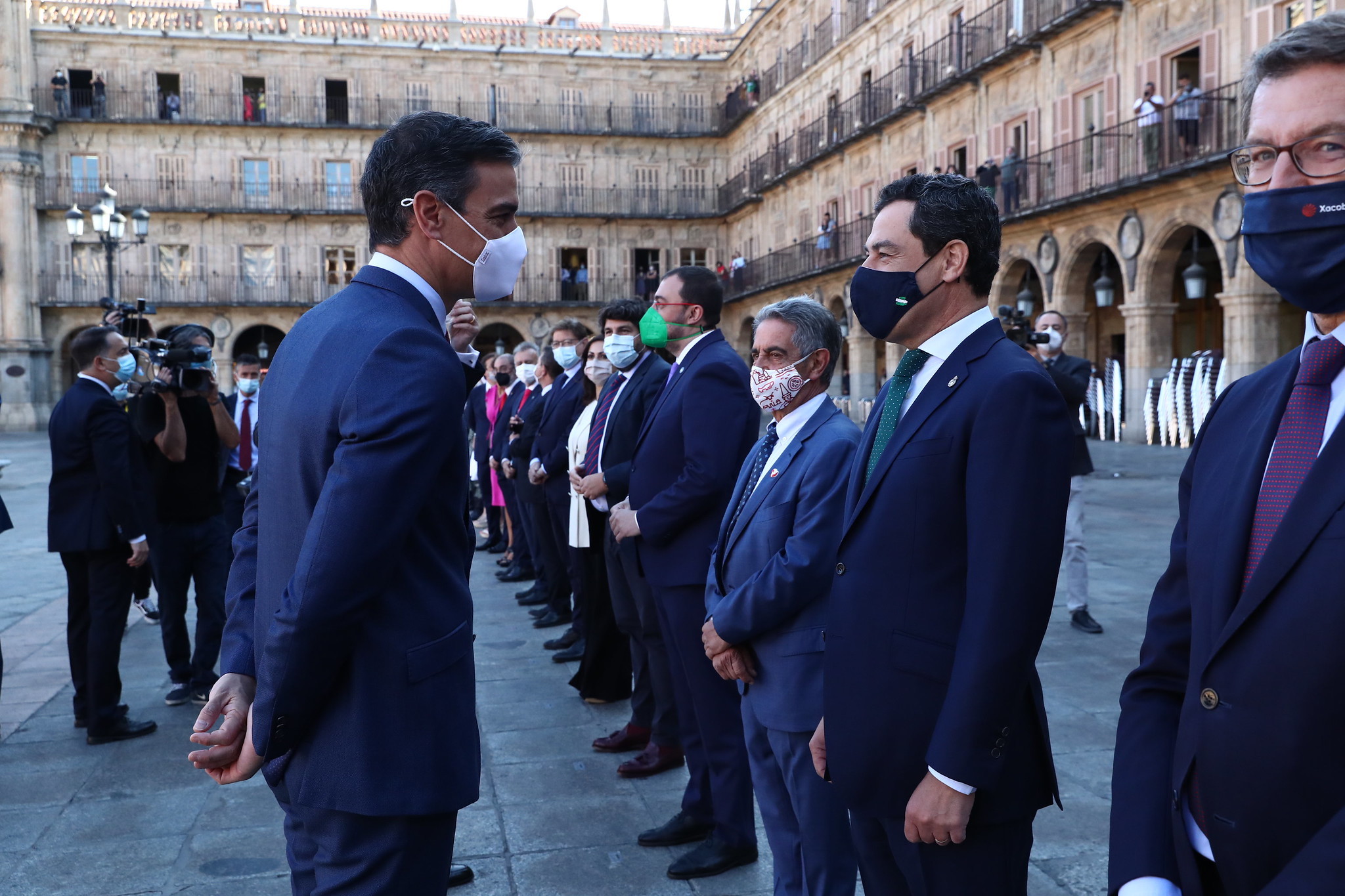 Pedro Snchez, ante Juanma Moreno, durante la ltima Conferencia de Presidentes Autonmicos.