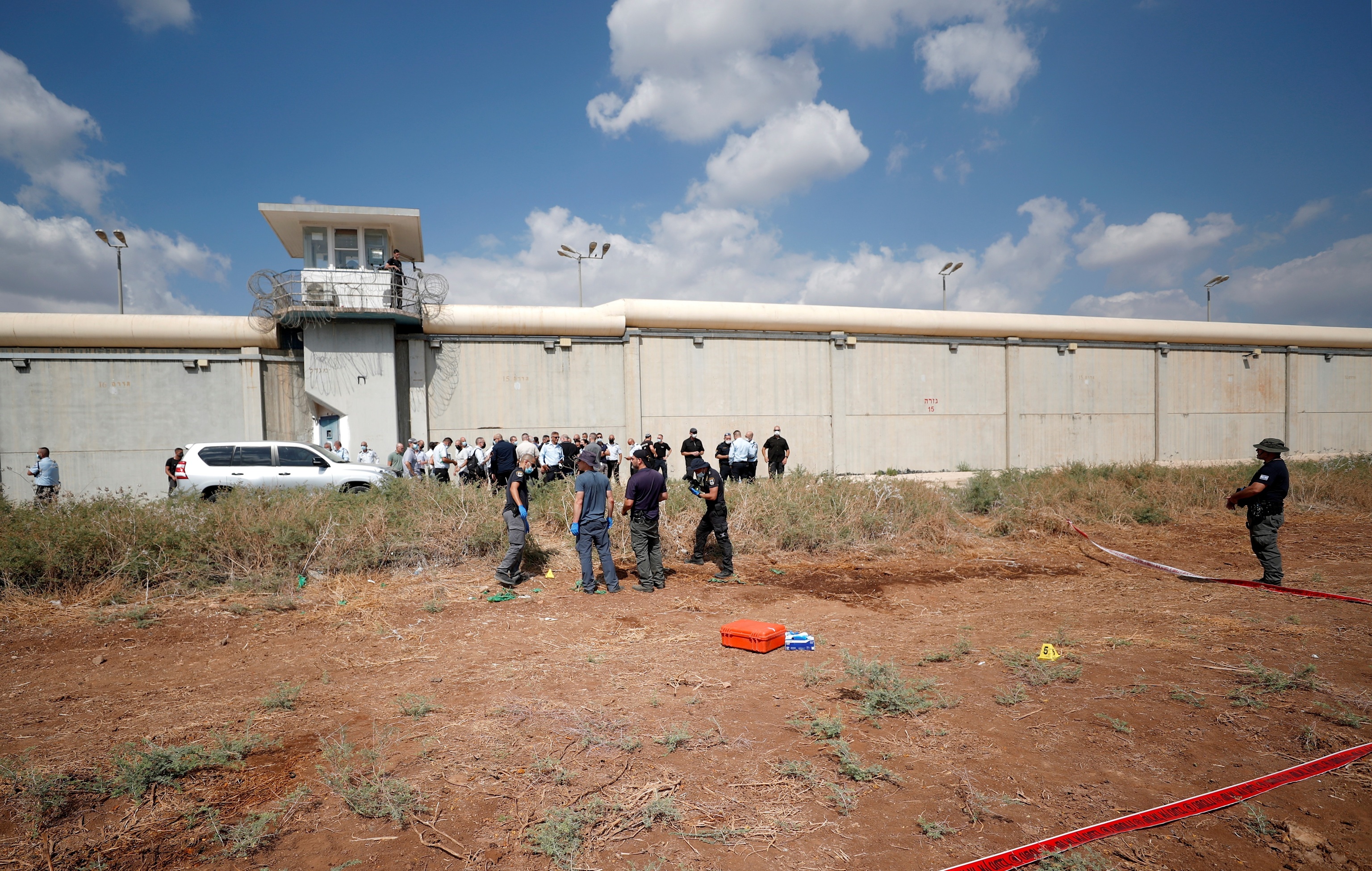 Miembros de la Polica de Israel buscan pruebas cerca de la prisin de Gilboa.