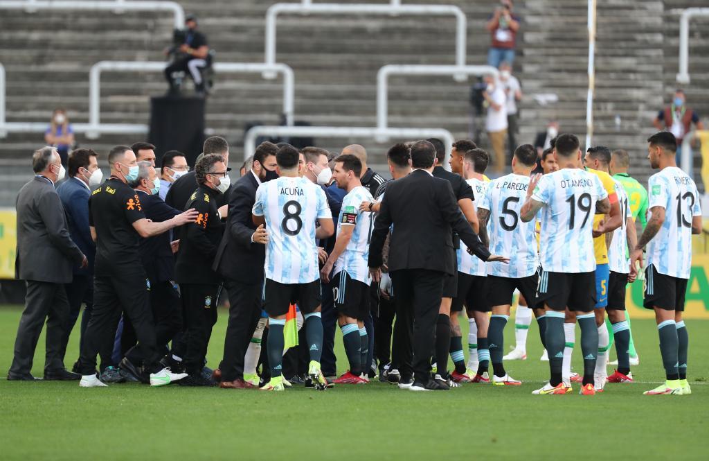 Jugadores argentinos tas la irrupción de la policía en el partido ante Brasil.