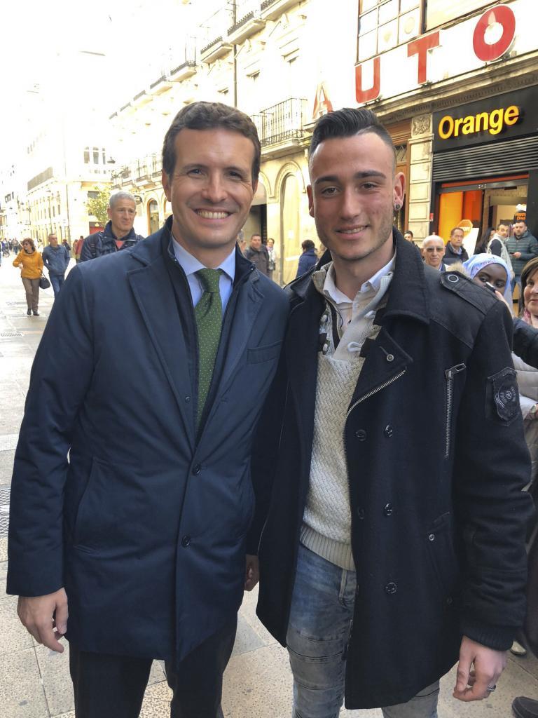 Pablo Casado junto a Ander Garca, el joven del PP que fue agredido el pasado sbado en Vitoria.