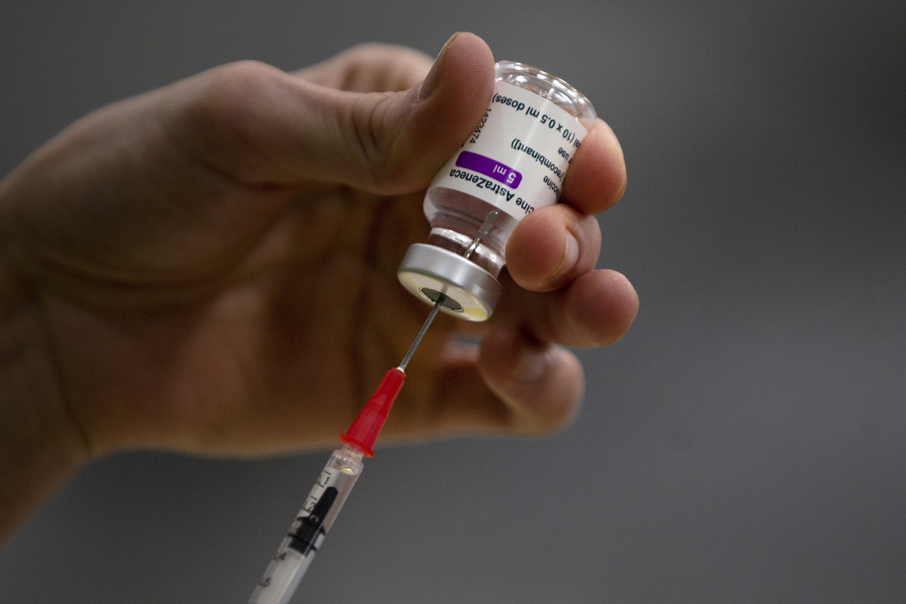 Una sanitaria belga prepara una dosis de la vacuna de AstraZeneca.