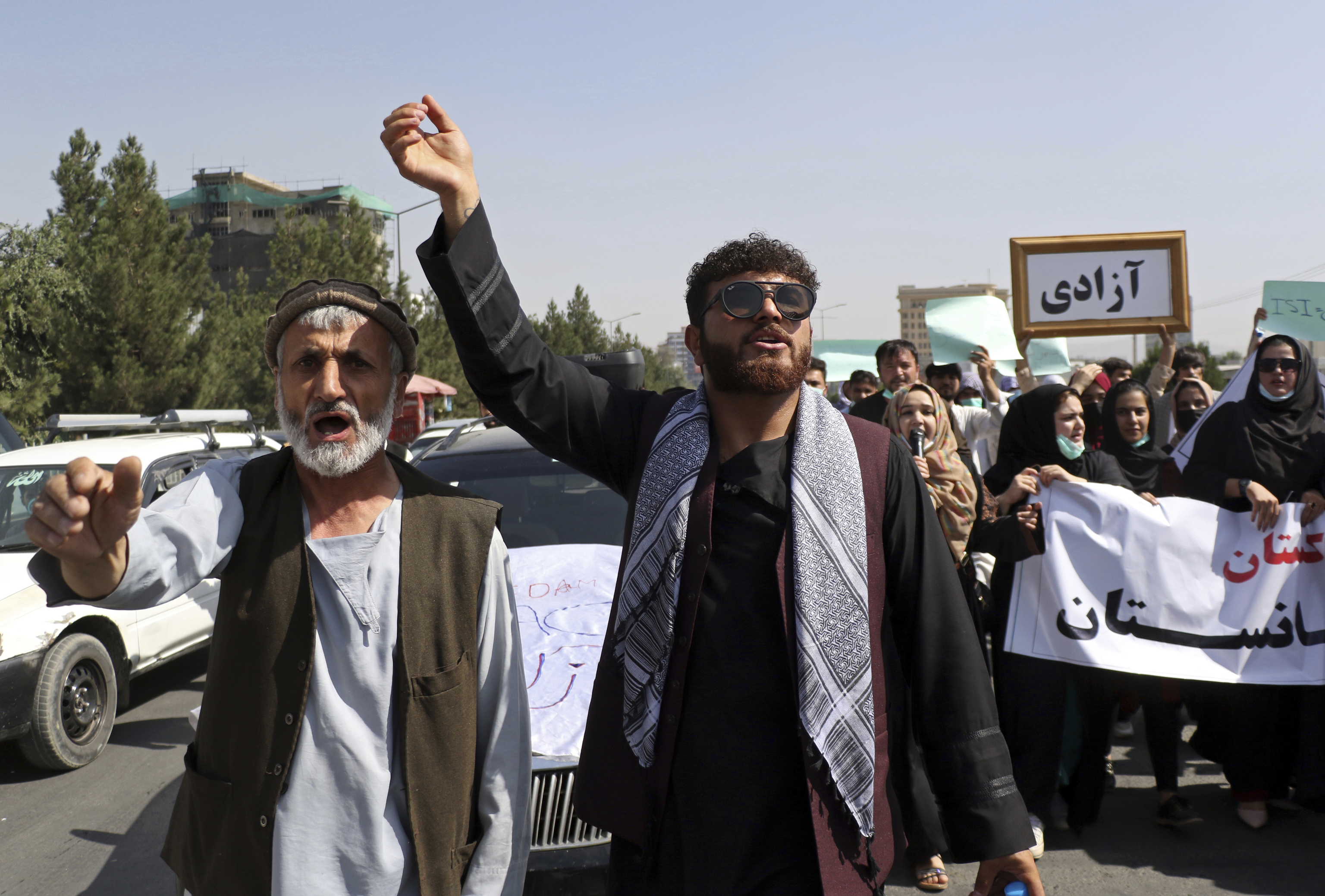 Varios afganos protestan contra Pakistn en Kabul.