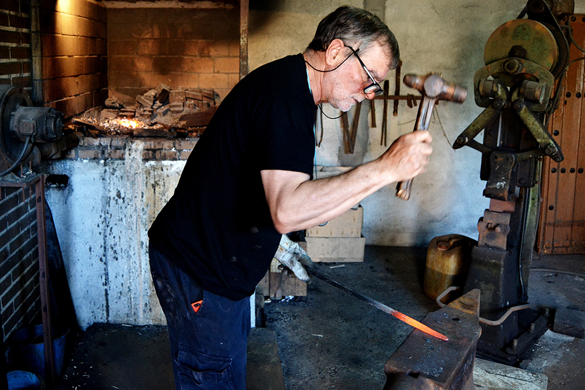 Antonio Arellano, de 69 aos, en su taller de Toledo.