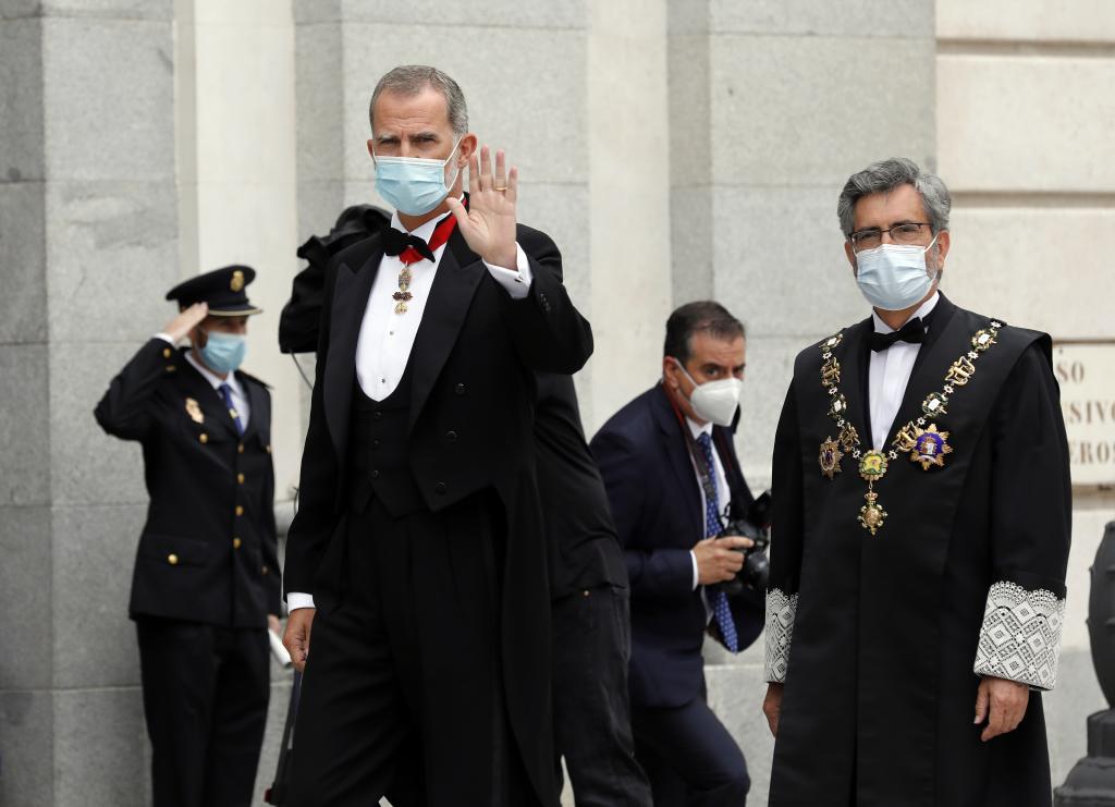 El Rey llega al Tribunal Supremo, acompaado del presidente del CGPJ, Carlos Lesmes.
