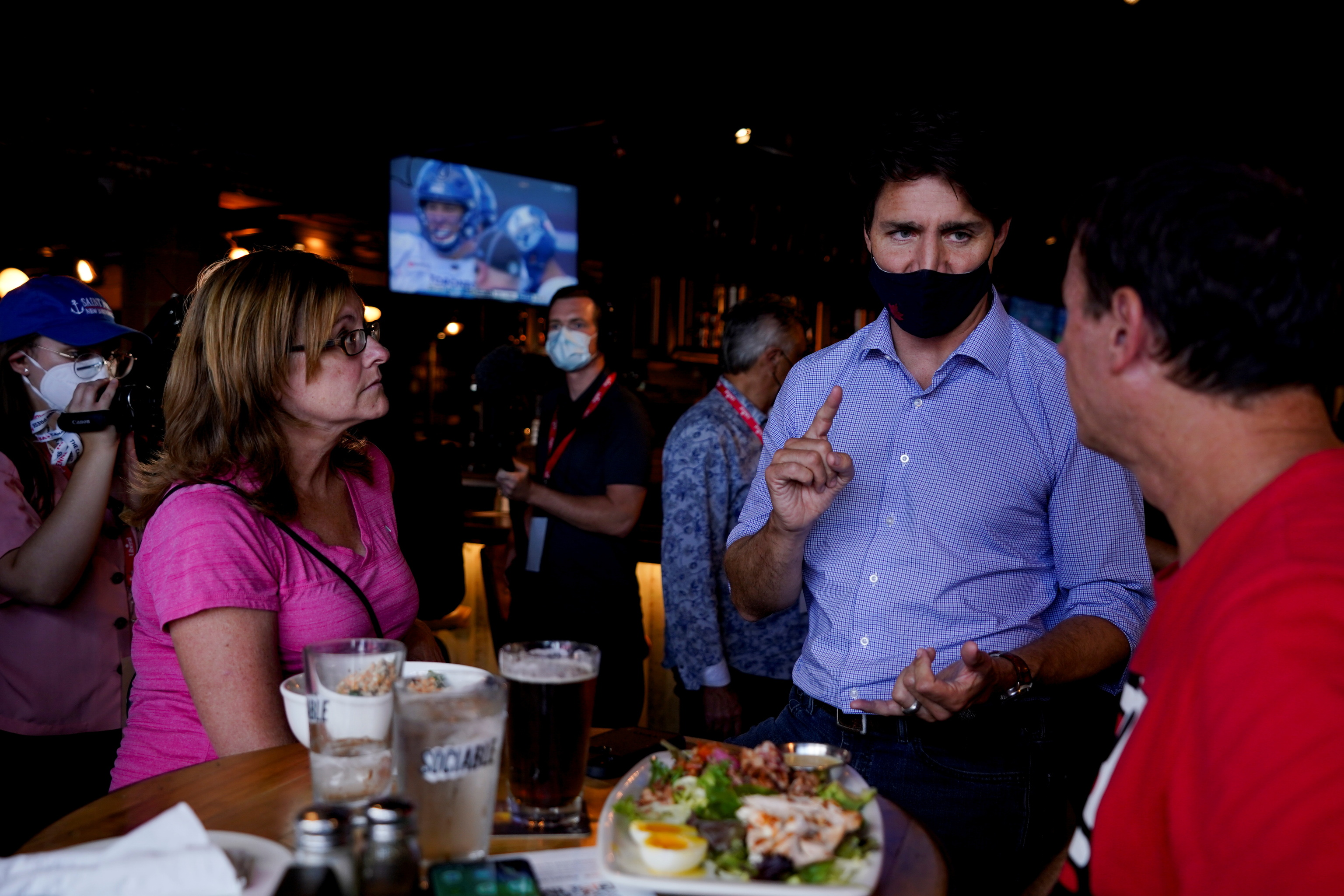 Justin Trudeau (centro) durante un acto de campaa en Ontario.