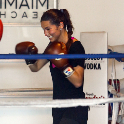 La top Adriana Lima &apos;dándole&apos; al boxeo.