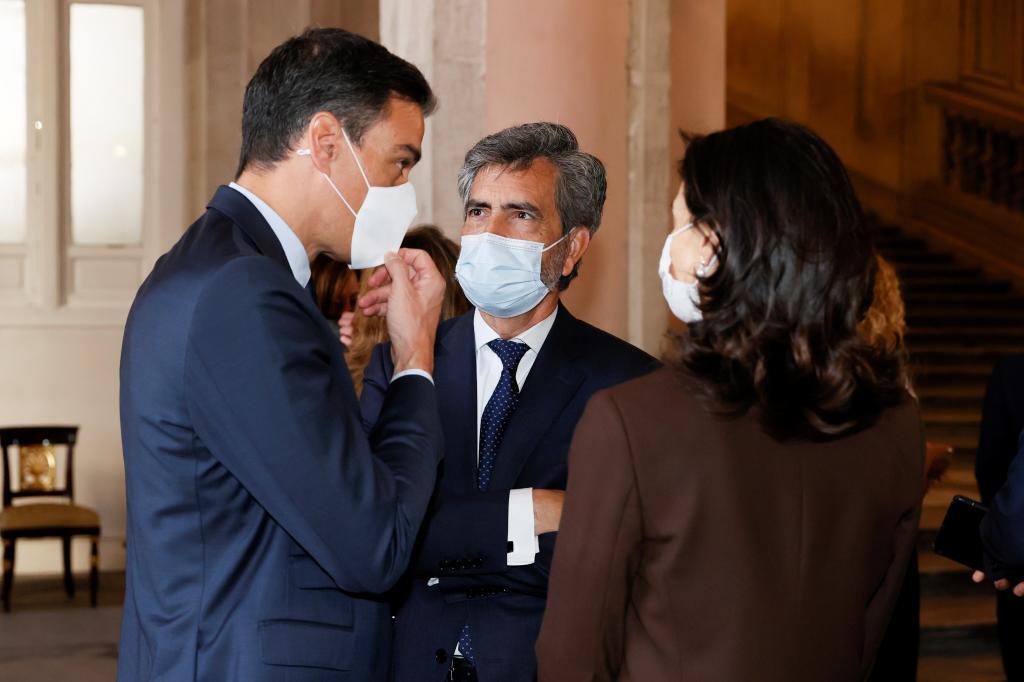 Pedro Sánchez conversa con Carlos Lesmes y la ministra de Justicia, Pilar Llop.