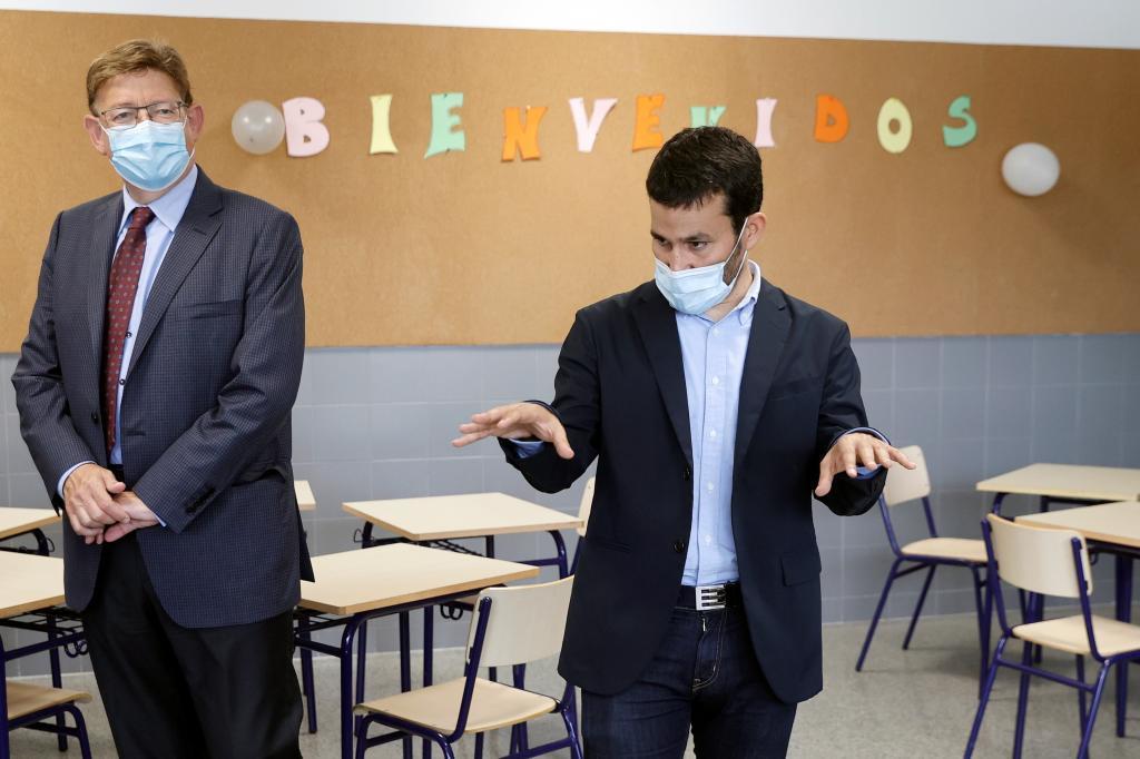 El presidente valenciano, Ximo Puig, y el conseller de Educacin, Vicent Marz, en un colegio con motivo del inicio de curso.