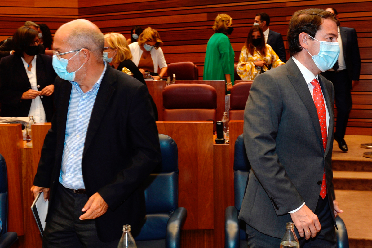 Francisco Igea (izqda.) y Alfonso Fernández Mañueco, ayer, en sesión plenaria.