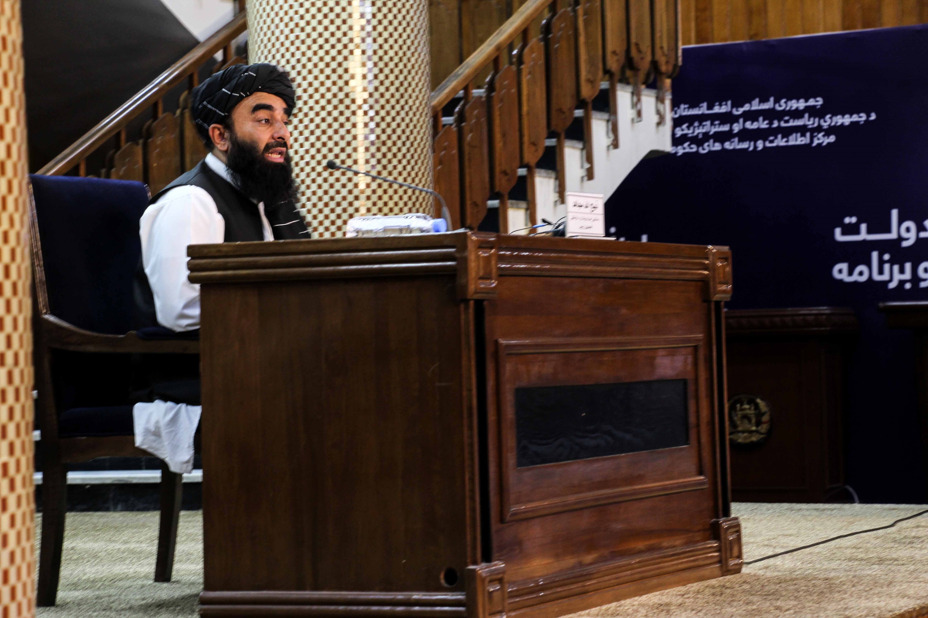Zabhiullah Mujahid, portavoz de los talibán, anunciando el gobierno interino.