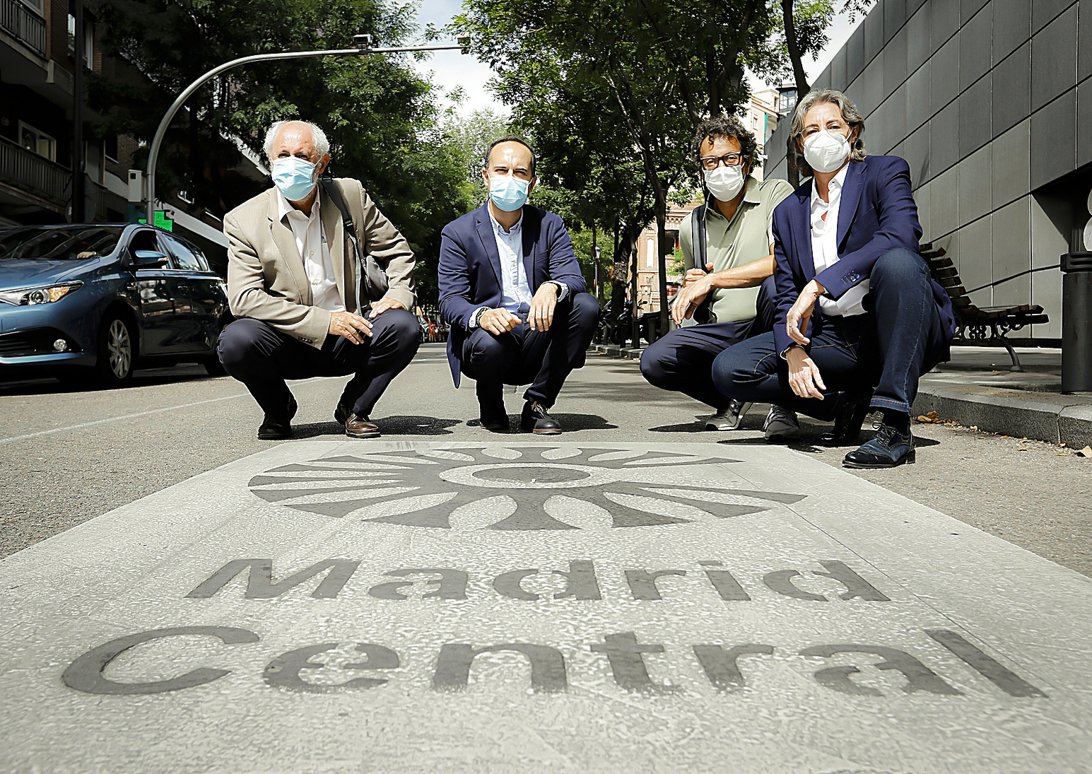 Luis Cueto, José Manuel Calvo, Felipe Llamas y Marta Higueras, los cuatro concejales del nuevo Grupo Mixto, este martes en una entrada de Madrid Central en la calle Atocha..