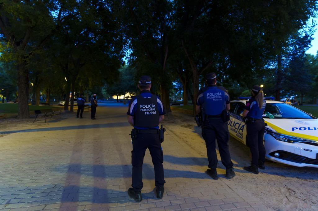 Agentes de la Polica Municipal vigilando en el centro de Madrid para evitar el botelln.