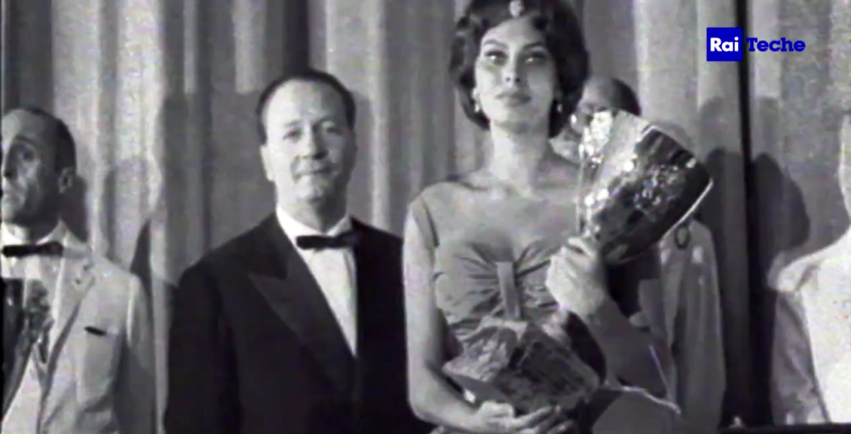 Fotograma del documental 'Giuseppe Volpi: el último Dogo'', con Sofia Loren con la Copa Volpi en 1958 por su interpretación en 'Los amantes'.