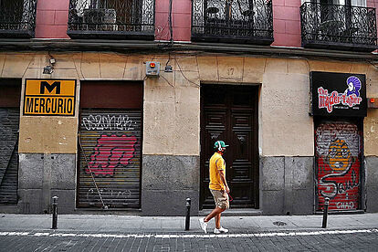 Un joven caminando por una calle Malasaña, el barrio donde se produjo la presunta agresión.