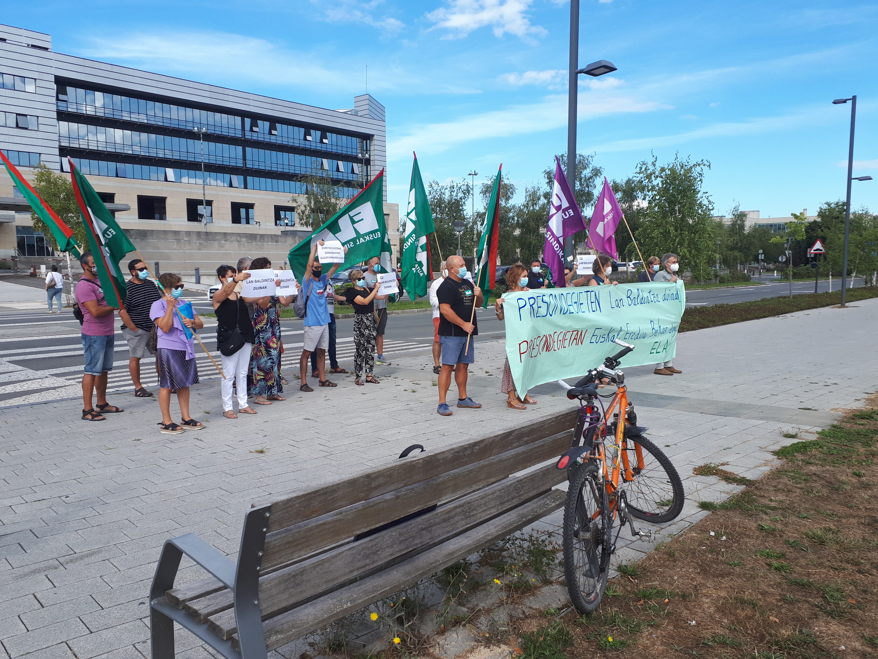 Delegados sindicales de ELA se manifiestan frente al Gobierno vasco antes de la reunin para negociar las condiciones de los funcionarios penitenciarios.