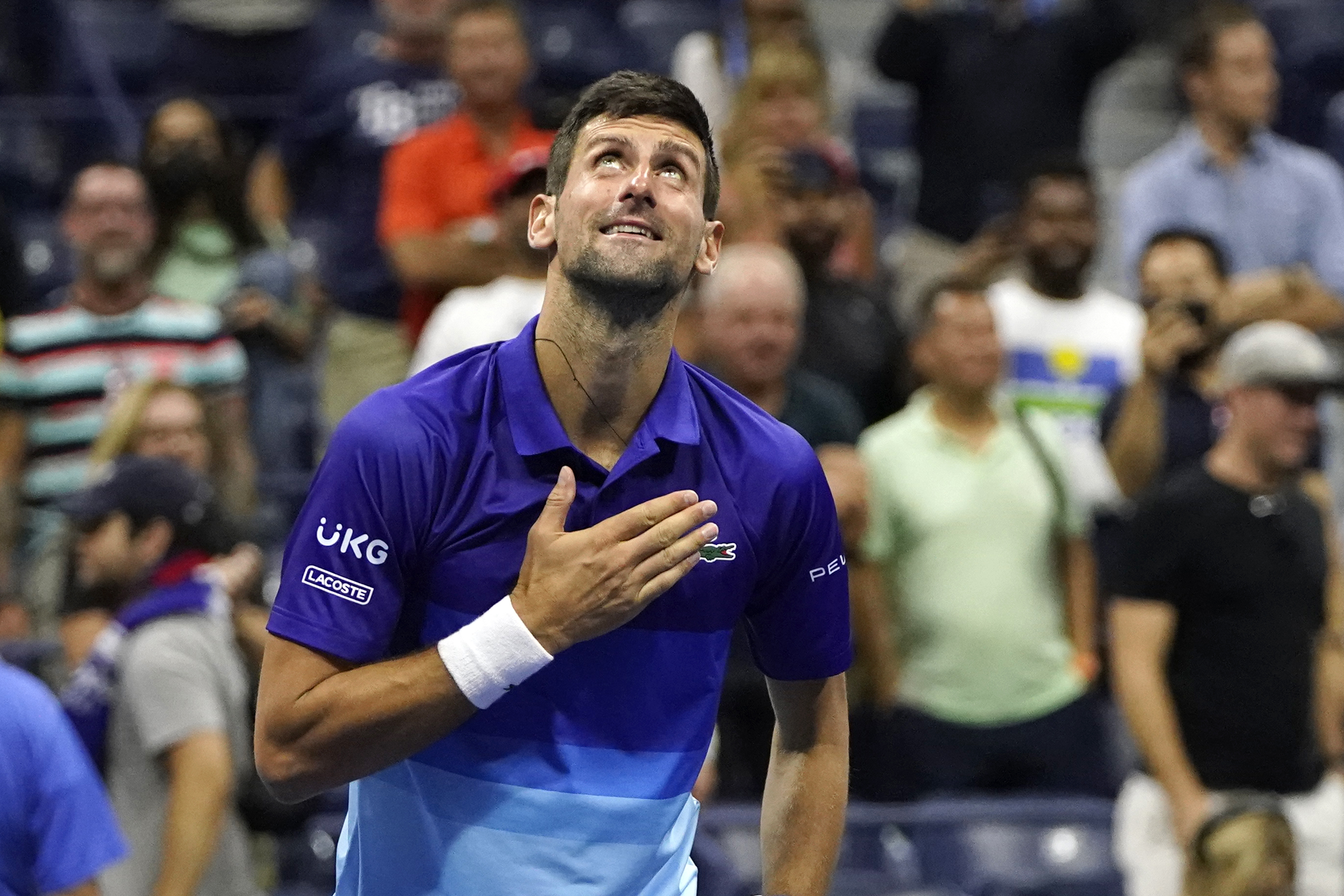 Djokovic mira al cielo tras derrotar a Mateo Berrettini este miércoles en el Open USA.
