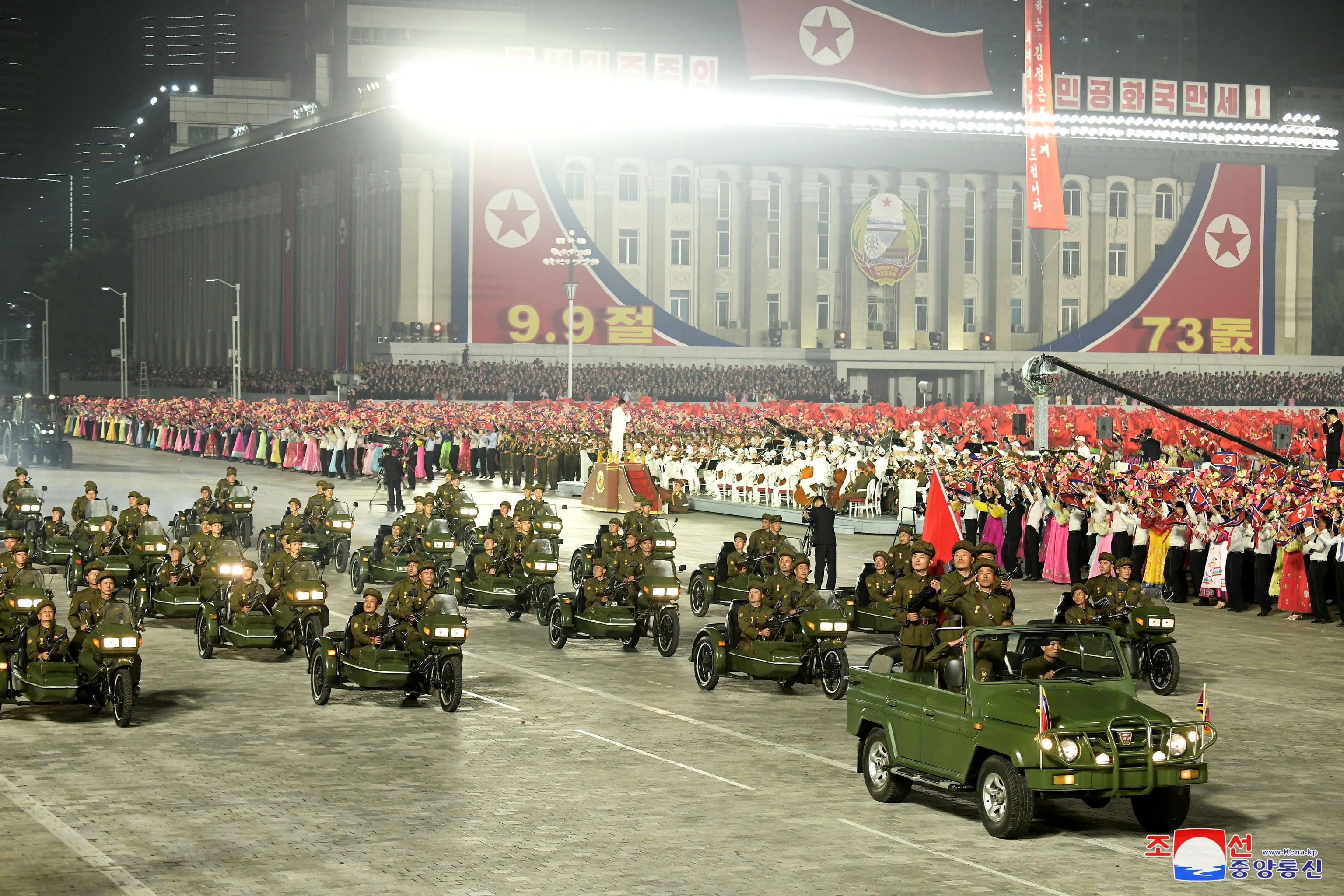 Un grupo de vehculos en el desfile militar.