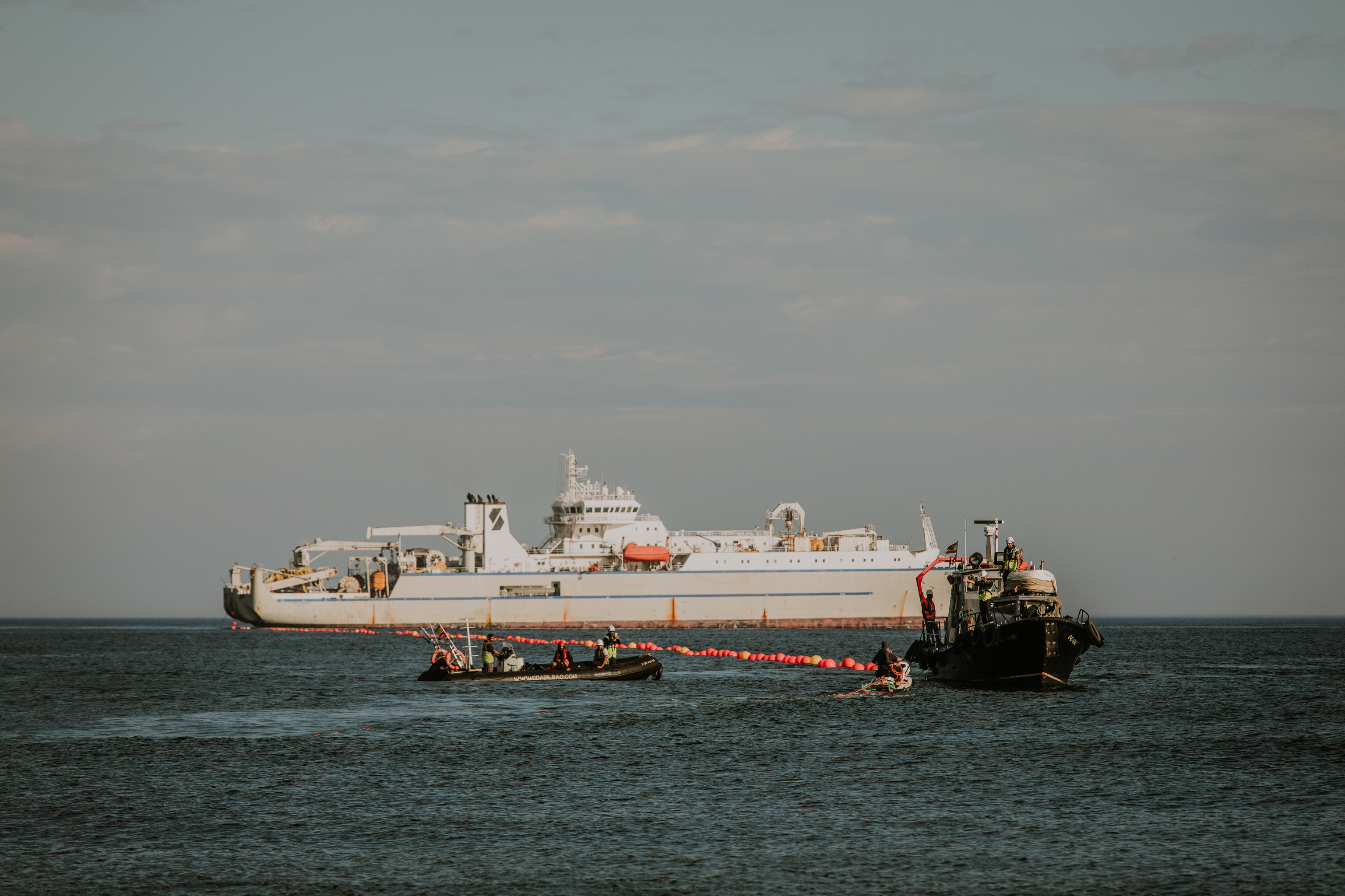Dos buques acercan el nuevo cable submarino de Google a la costa vizcana antes de su amarre en la playa vizcana de Arrietara.