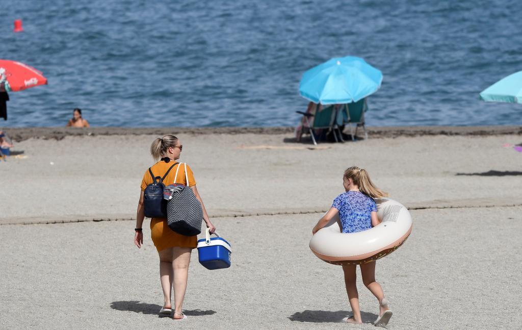 Unos turistas disfrutan del buen tiempo en una playa de Almera esta semana.