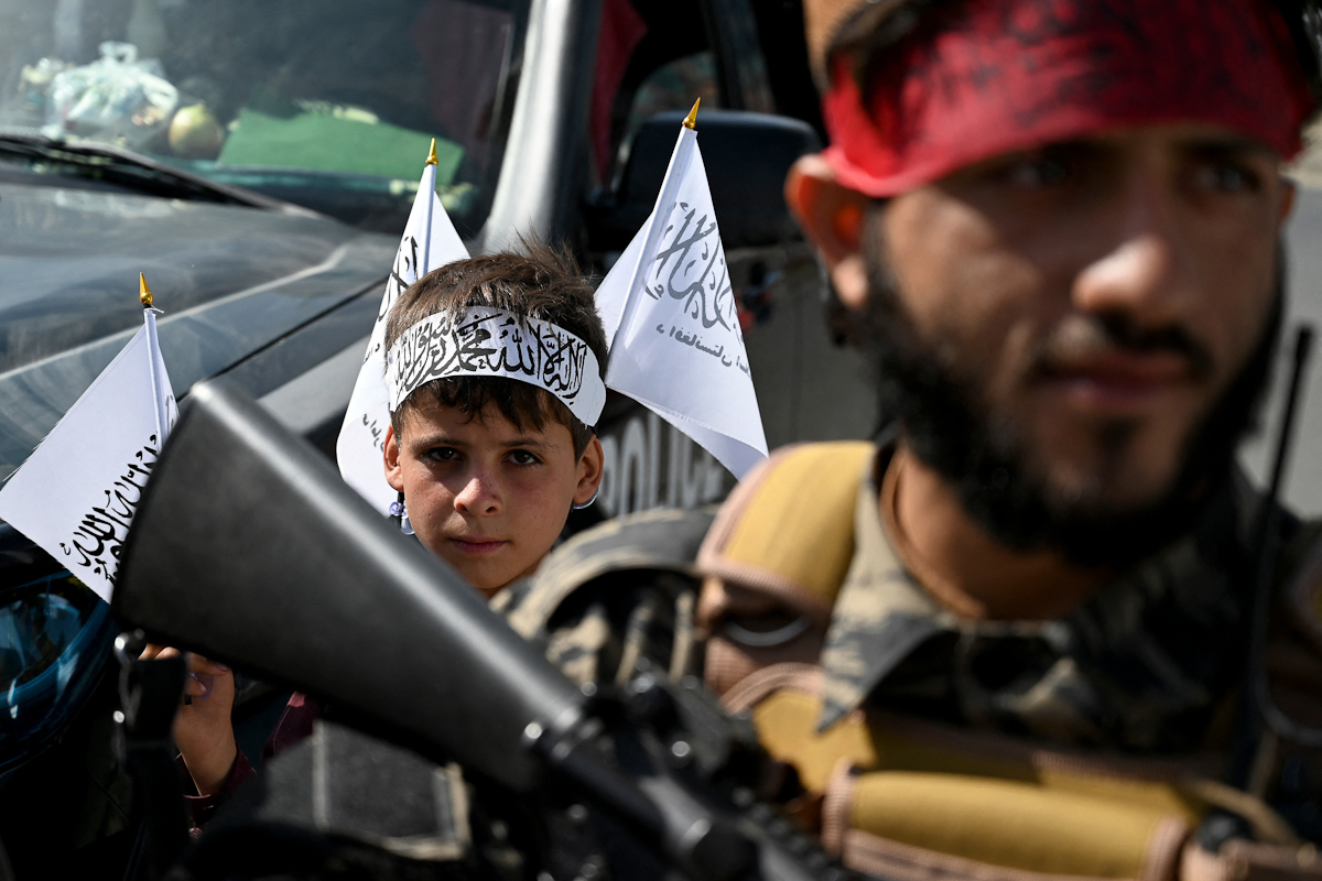 Un niño con la bandera talibán en Kabul.