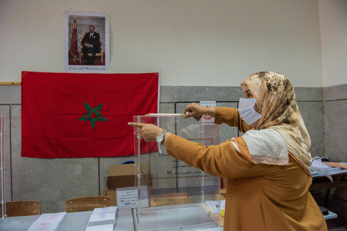 Una foto del rey preside un colegio electoral en Rabat.