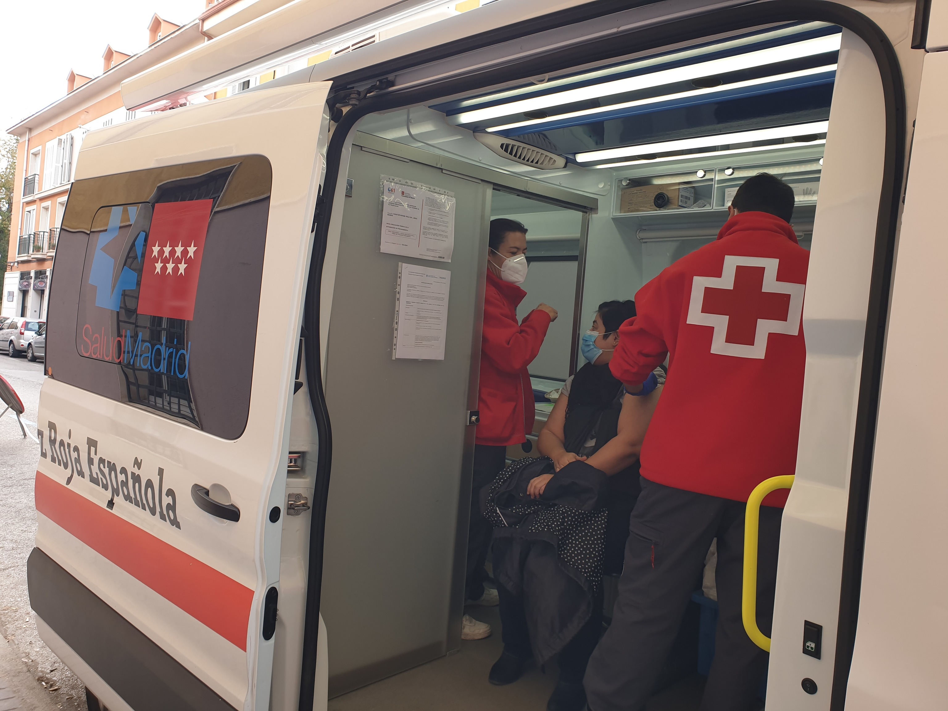 Imagen de una de als unidades mviles de Cruz Roja para la vacunacin.